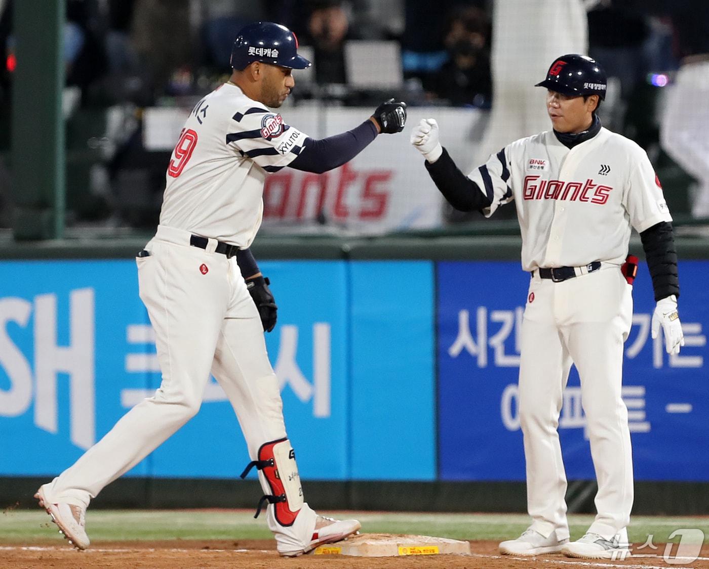 8일 오후 부산 사직야구장에서 열린 &#39;2024 신한 SOL 뱅크 KBO리그&#39; 롯데 자이언츠와 한화 이글스의 경기, 5회말 2사 주자 2루 상황 롯데 레이예스가 1타점 적시타를 친 뒤 기뻐하고 있다. 2024.5.8/뉴스1 ⓒ News1 윤일지 기자