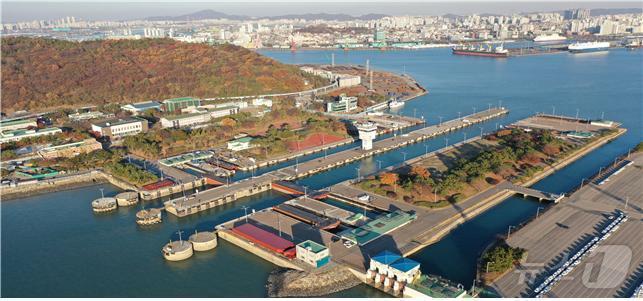 인천항 갑문&#40;해양수산부 제공&#41;