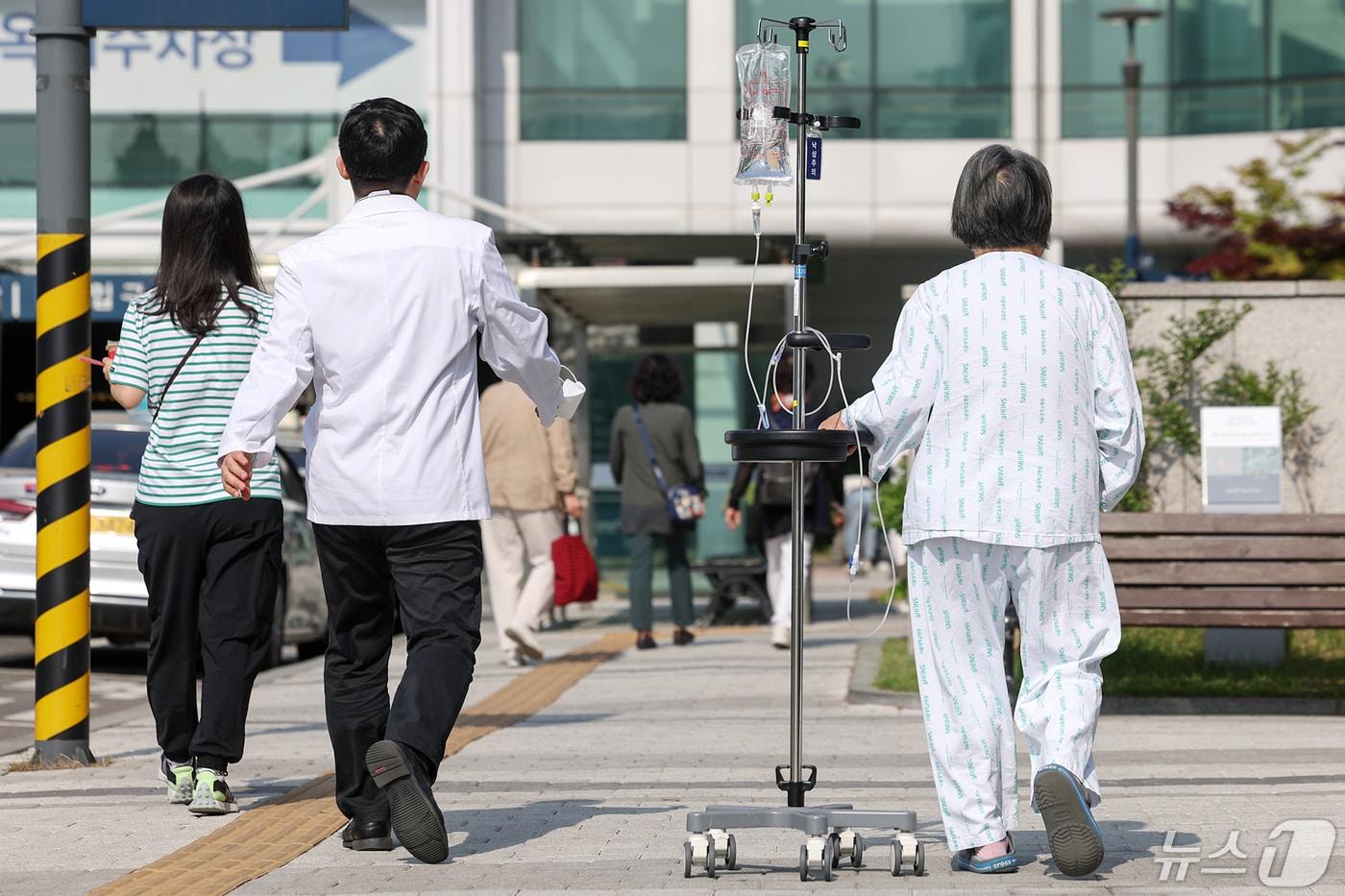9일 서울의 한 대학병원에서 환자와 의료진이 오가고 있다. 의료계에 따르면 19개 대학이 참여하는 전국 의대교수 비상대책위원회&#40;전의비&#41;는 10일 전국적인 휴진에 들어갈 예정이다. 2024.5.9/뉴스1 ⓒ News1 민경석 기자