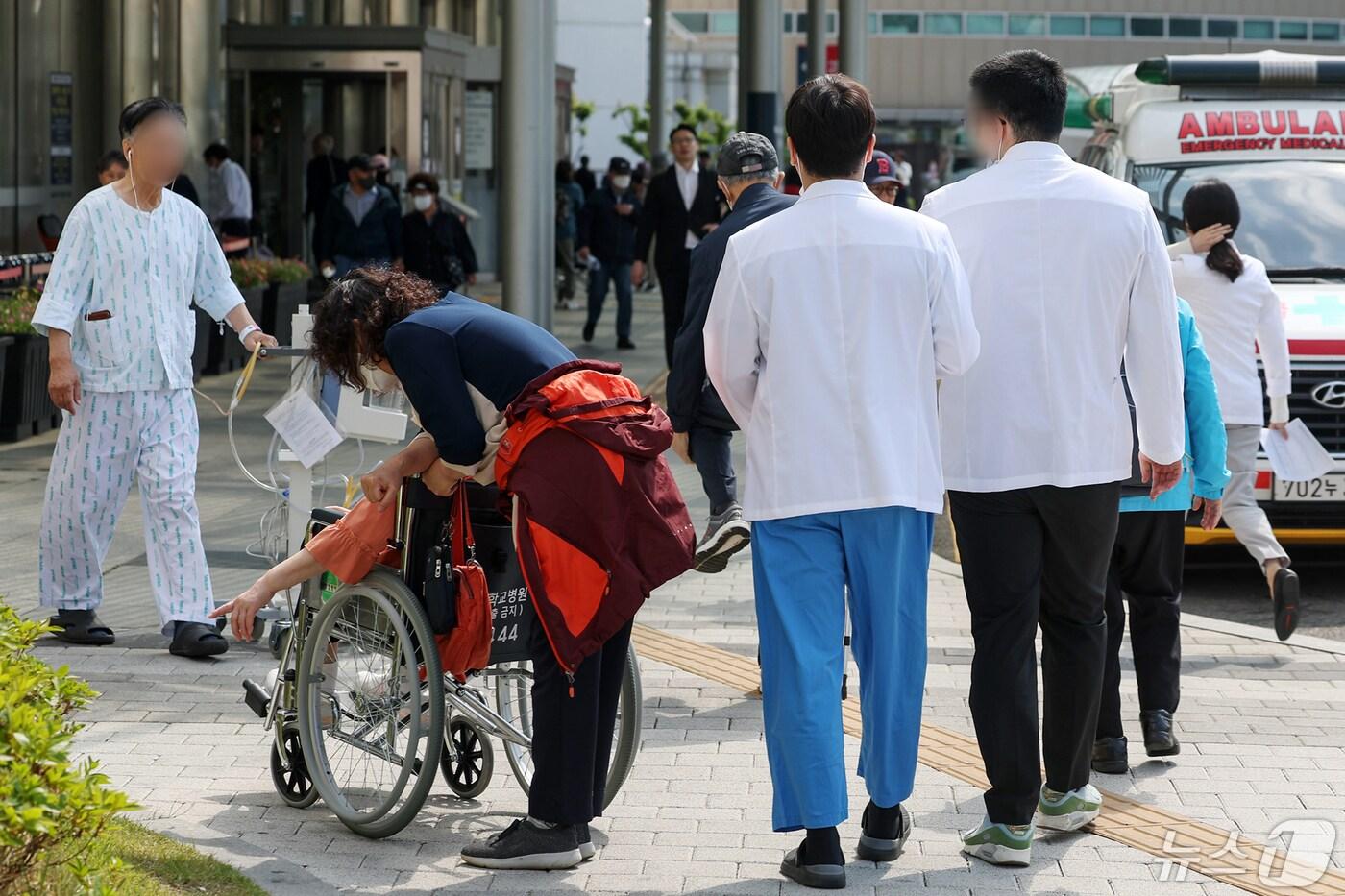 정부의 의대 정원 확대에 반발하는 전공의를 비롯한 의료계의 집단행동이 장기화 되고 있는 9일 서울의 한 대학병원에서 환자와 의료진이 오가고 있다. 2024.5.9/뉴스1 ⓒ News1 민경석 기자