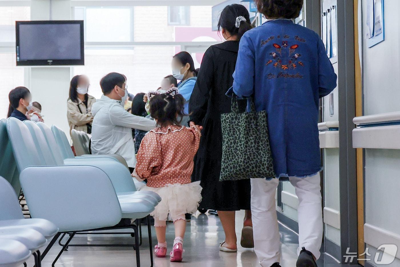 9일 서울의 한 대학병원 소아청소년과에서 어린이 환자와 보호자들이 진료를 기다리고 있다. 2024.5.9/뉴스1 ⓒ News1 민경석 기자