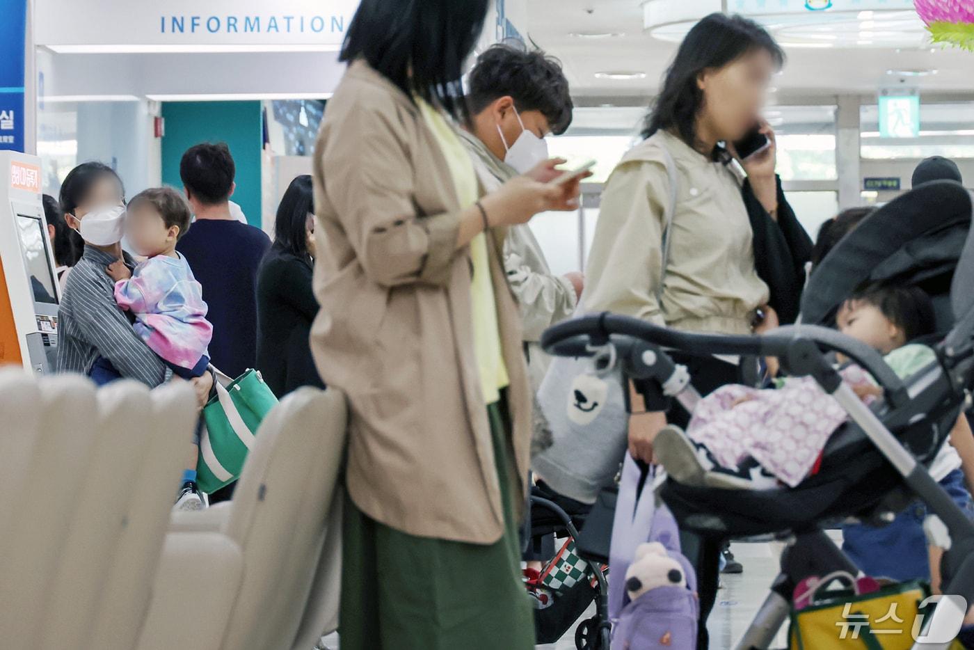 2급 감염병&#39; 백일해가 역대급 확산세를 보이고 있다. 5월9일 서울의 한 대학병원 소아청소년과에서 어린이 환자와 보호자들이 진료를 기다리고 있다. 2024.5.9/뉴스1 ⓒ News1