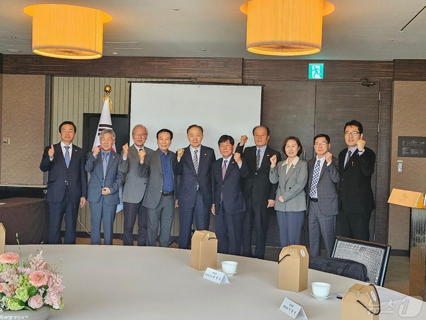 9일 오전 서울 중구 롯데호텔 서울에서 열린 독립유공자 후손 장학사업을 위한 제6차 장학위원회 후 심사위원들이 기념 촬영을 하고 있다.