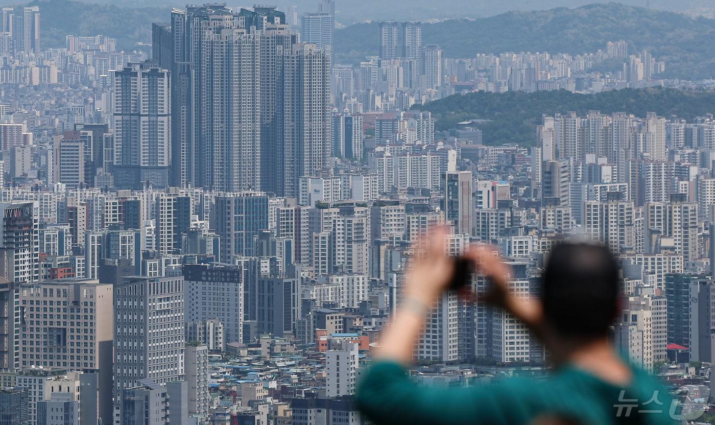  서울 남산에서 바라본 아파트 단지들. 2024.5.9/뉴스1 ⓒ News1 김도우 기자