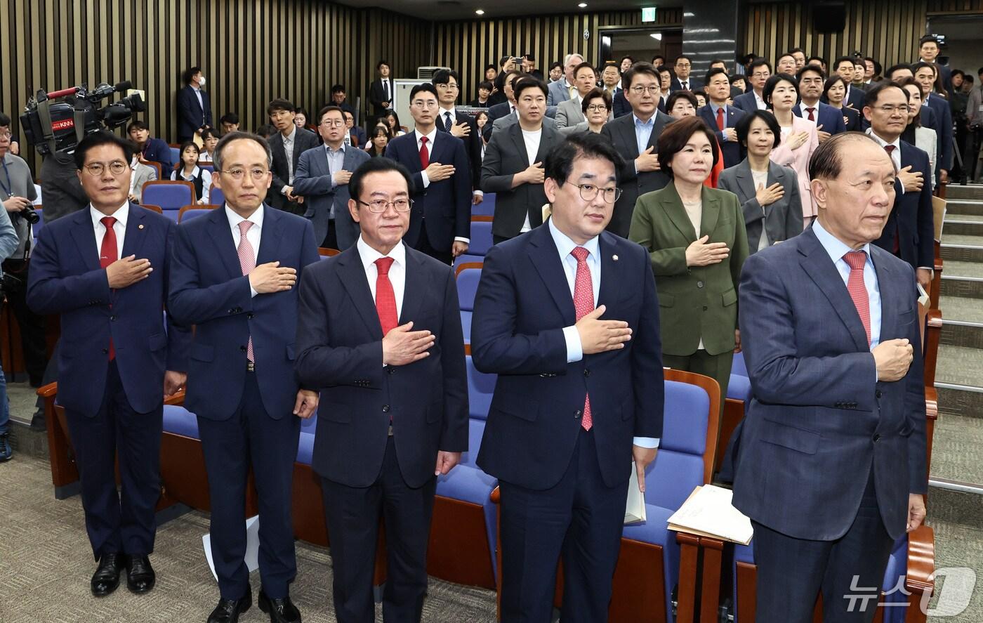 황우여 비상대책위원장과 원내대표 후보, 당선인들이 9일 오후 서울 여의도 국회에서 열린 2024 원내대표 선출 선거 당선자총회에 참석해 국민의례를 하고 있다. 앞줄 오른쪽부터 황 비대위원장, 배준영 사무총장 직무대행, 이종배, 추경호, 송석준 의원. 2024.5.9/뉴스1 ⓒ News1 구윤성 기자