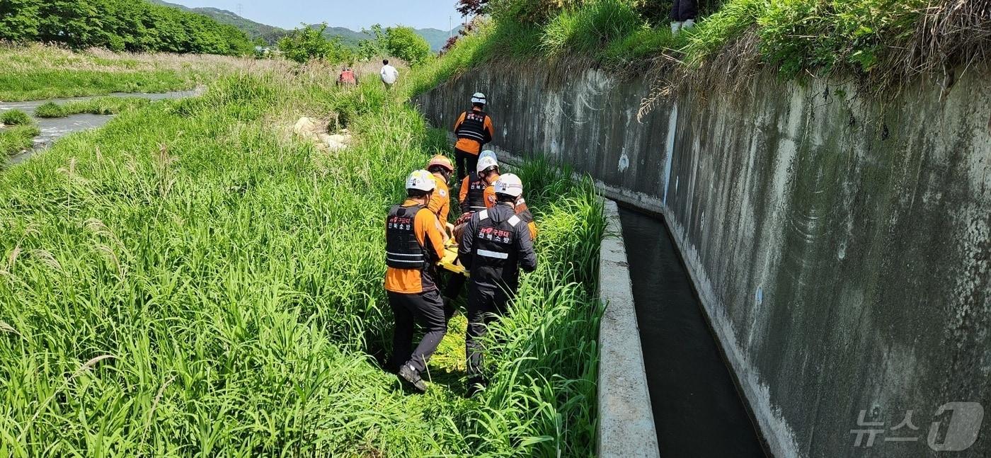 9일 오전 10시 24분께 전북자치도 장수군 천천면의 한 교량 인근 도랑에서 70대 여성이 5m 아래로 추락하는 사고가 발생했다.&#40;전북소방 제공&#41;