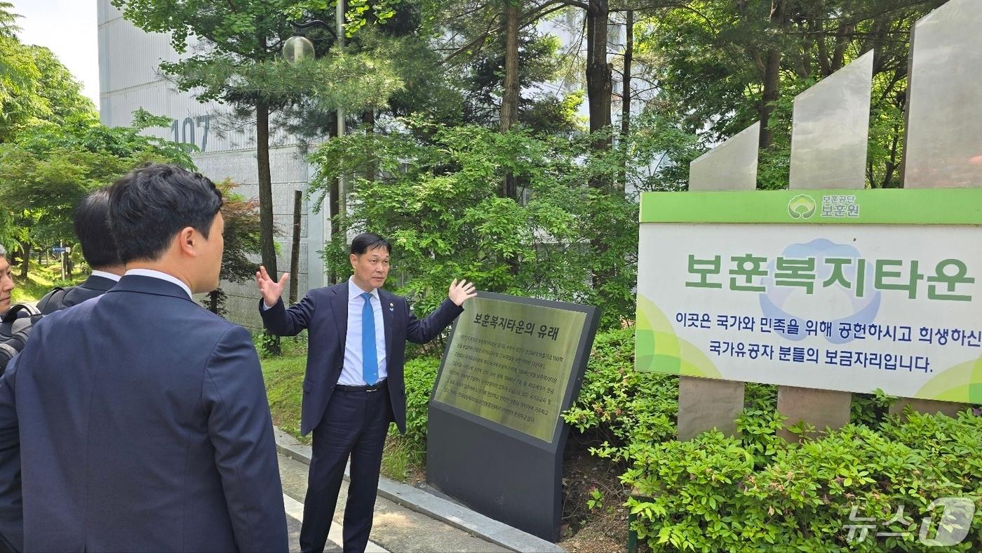 이희완 국가보훈부차관이 9일 오후 경기도 수원시 보훈복지타운을 방문해 시설을 점검하고 있다. &#40;국가보훈부 제공&#41; 2024.5.9/뉴스1