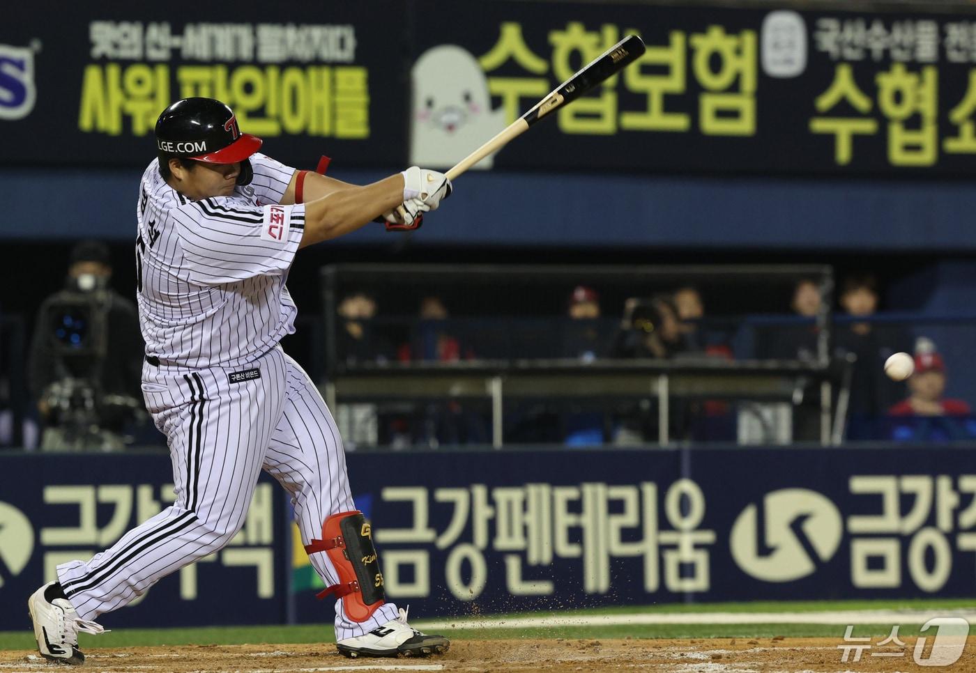 9일 오후 서울 송파구 잠실야구장에서 열린 프로야구 &#39;2024 신한 SOL 뱅크 KBO리그&#39; SSG 랜더스와 LG 트윈스의 경기 7회말 LG공격 1사 2,3루 상황에서 김범석이 1타점 내야안타를 치고 있다. 2024.5.9/뉴스1 ⓒ News1 장수영 기자