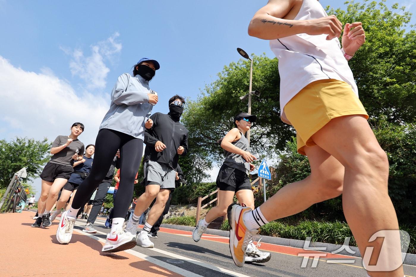 서울 광진구 뚝섬한강공원에서 사람들이 달리기를 하고 있다. 2024.6.1/뉴스1 ⓒ News1 이동해 기자