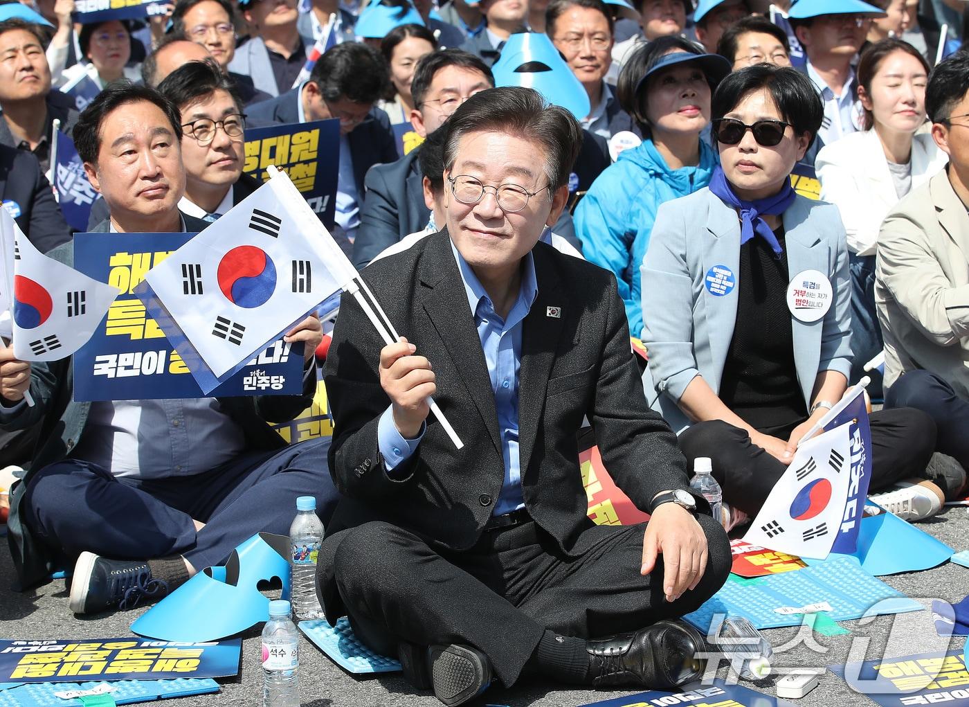 이재명 더불어민주당 대표가 1일 서울 용산구 서울역 인근에서 열린 윤석열정권 규탄 및 해병대원 특검법 관철을 위한 범국민대회에서 태극기를 흔들고 있다. 2024.6.1/뉴스1 ⓒ News1 임세영 기자