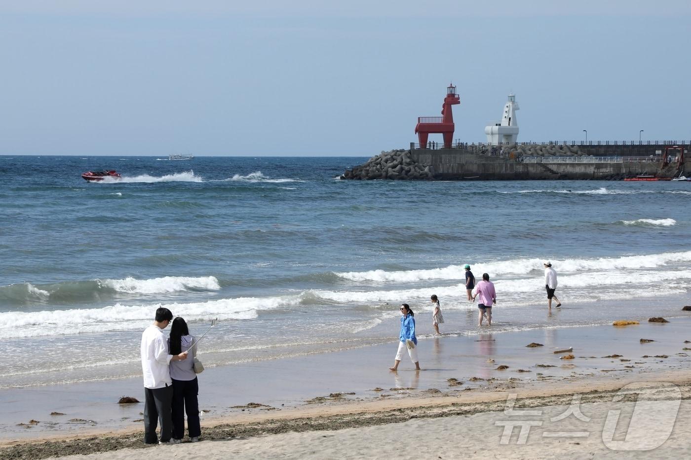 제주 이호테우해수욕장에서 여행객들이 산책을 즐기고 있다. &#40;사진은 기사 내용과 무관함&#41; / 뉴스1 ⓒ News1