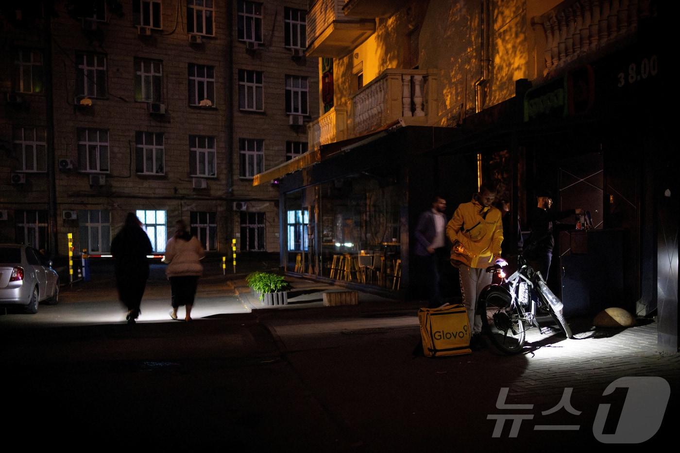 지난달 16일&#40;현지시간&#41; 우크라이나 수도 키이우가 정전으로 어둠에 잠긴 모습. 24.05.16 ⓒ 로이터=뉴스1 ⓒ News1 김예슬 기자