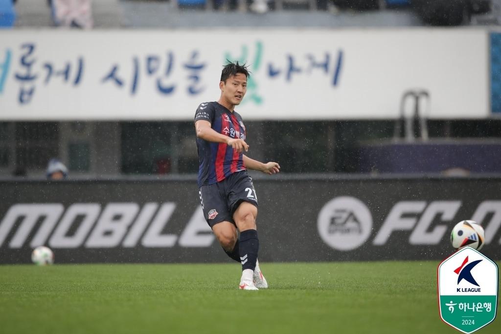 수원FC의 수비수 권경원. &#40;한국프로축구연맹 제공&#41;