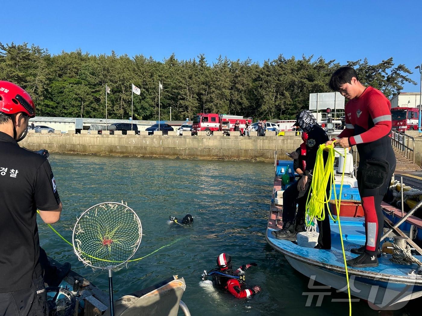 9일 오후 5시 전남 무안군 현경면 홀통 선착장 인근에서 SUV 차량이 바다로 추락해 해경이 구조 작업을 벌이고 있다.&#40;목포해경 제공&#41;2024.6.10/뉴스1 ⓒ News1