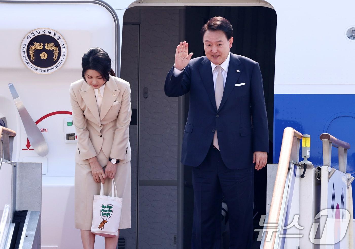 윤석열 대통령과 김건희 여사가 10일 오전 경기 성남시 서울공항에서 중앙아시아 3개국 순방을 위해 공군 1호기에 탑승하며 인사하고 있다. 윤 대통령은 5박7일 일정으로 투르크메니스탄과 카자흐스탄, 우즈베키스탄을 국빈 방문해 에너지와 인프라, 핵심 광문 분야 등 협력을 논의할 계획이다. 2024.6.10/뉴스1 ⓒ News1 구윤성 기자