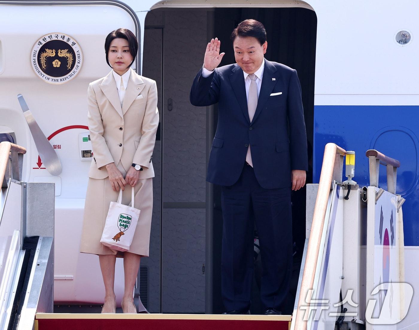 윤석열 대통령과 김건희 여사가 10일 오전 경기 성남시 서울공항에서 중앙아시아 3개국 순방을 위해 공군 1호기에 탑승하며 인사하고 있다. 윤 대통령은 5박7일 일정으로 투르크메니스탄과 카자흐스탄, 우즈베키스탄을 국빈 방문해 에너지와 인프라, 핵심 광문 분야 등 협력을 논의할 계획이다. 2024.6.10/뉴스1 ⓒ News1 구윤성 기자