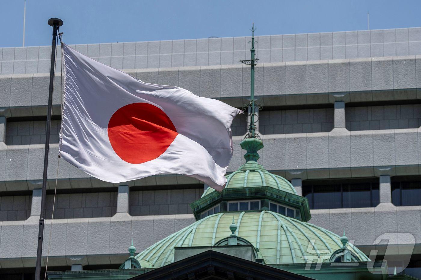 일본 도쿄 일본은행&#40;BOJ&#41; 본점에 일장기가 펄럭이고 있다. 2024.05.30/ ⓒ AFP=뉴스1 ⓒ News1 권진영 기자