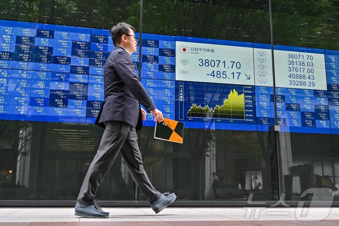 일본 도쿄에서 한 남성이 증권거래소 전광판 앞을 지나가고 있다. 2024.05.30/ ⓒ AFP=뉴스1 ⓒ News1 권진영 기자