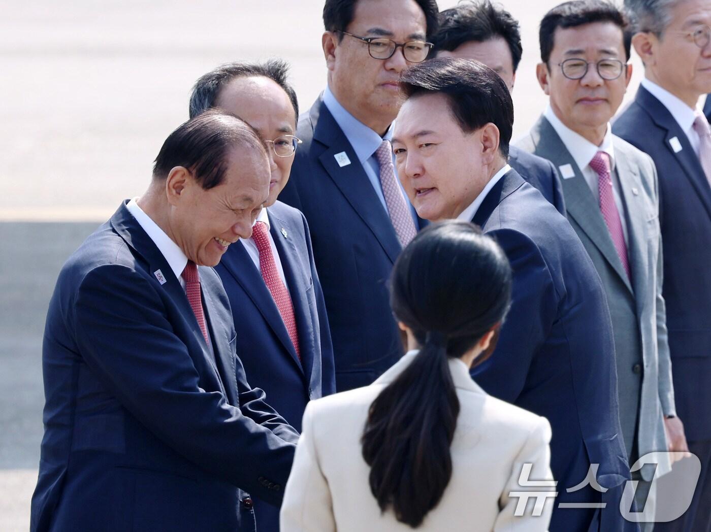 윤석열 대통령이 10일 오전 경기 성남시 서울공항에서 중앙아시아 3개국 순방을 위해 공군 1호기에 탑승하며 환송 나온 황우여 국민의힘 비상대책위원장과 인사하고 있다. 윤 대통령은 5박7일 일정으로 투르크메니스탄과 카자흐스탄, 우즈베키스탄을 국빈 방문해 에너지와 인프라, 핵심 광문 분야 등 협력을 논의할 계획이다. 2024.6.10/뉴스1 ⓒ News1 구윤성 기자