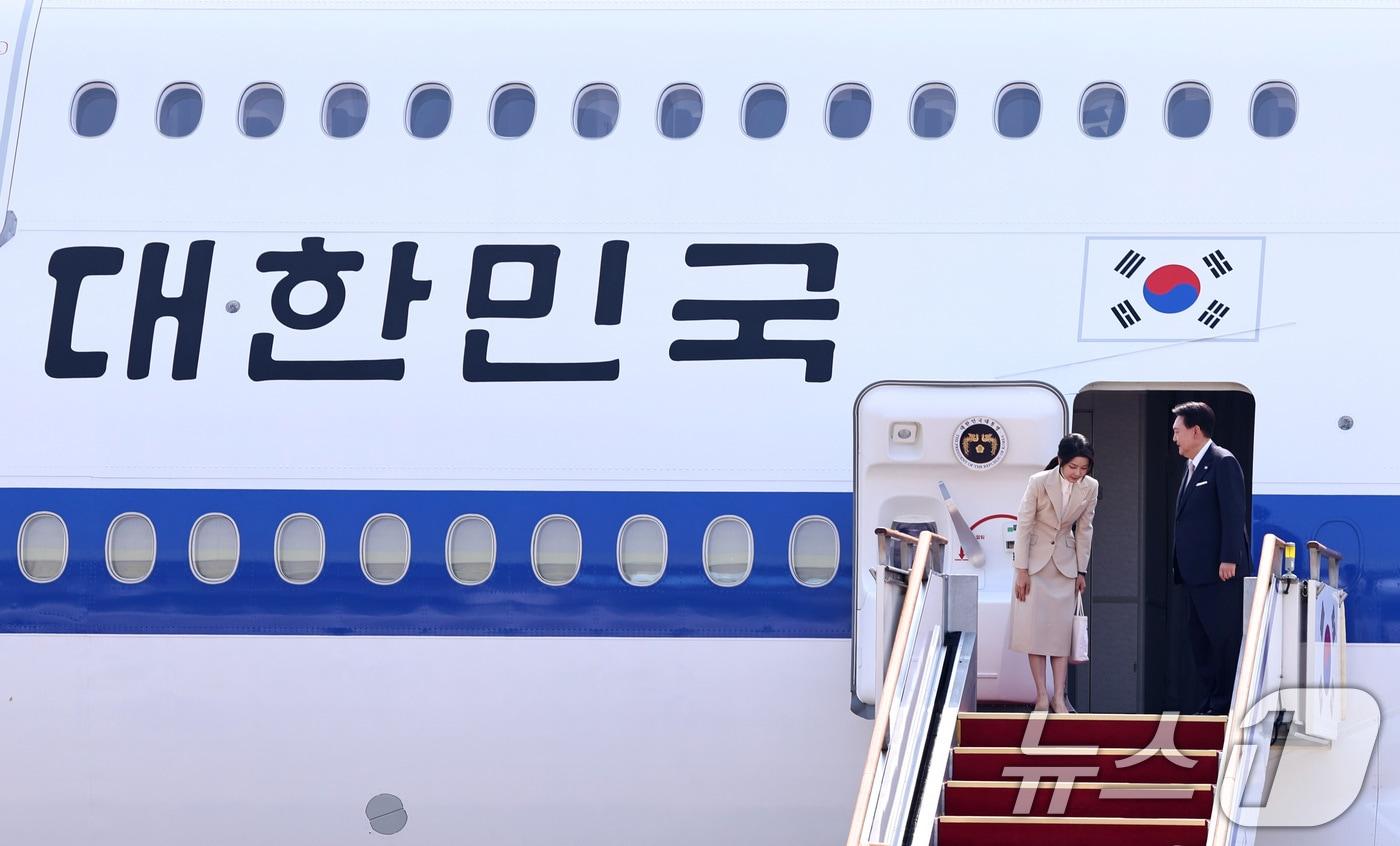 윤석열 대통령과 김건희 여사가 10일 오전 경기 성남시 서울공항에서 중앙아시아 3개국 순방을 위해 공군 1호기에 탑승하고 있다. 2024.6.10/뉴스1 ⓒ News1 구윤성 기자