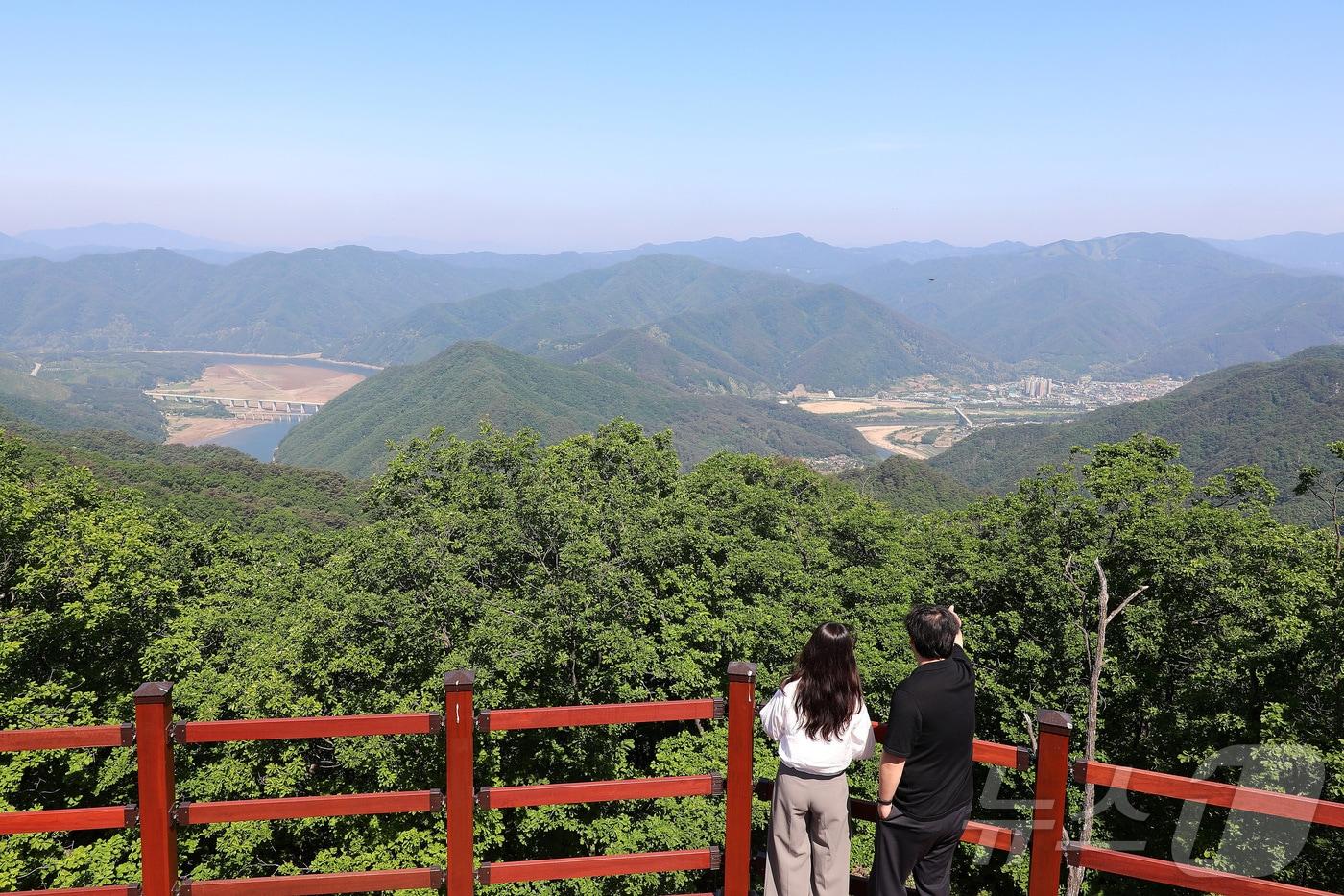 인제군 박달고치 숲길 쉼터 전망대.&#40;인제군 제공&#41;/뉴스1