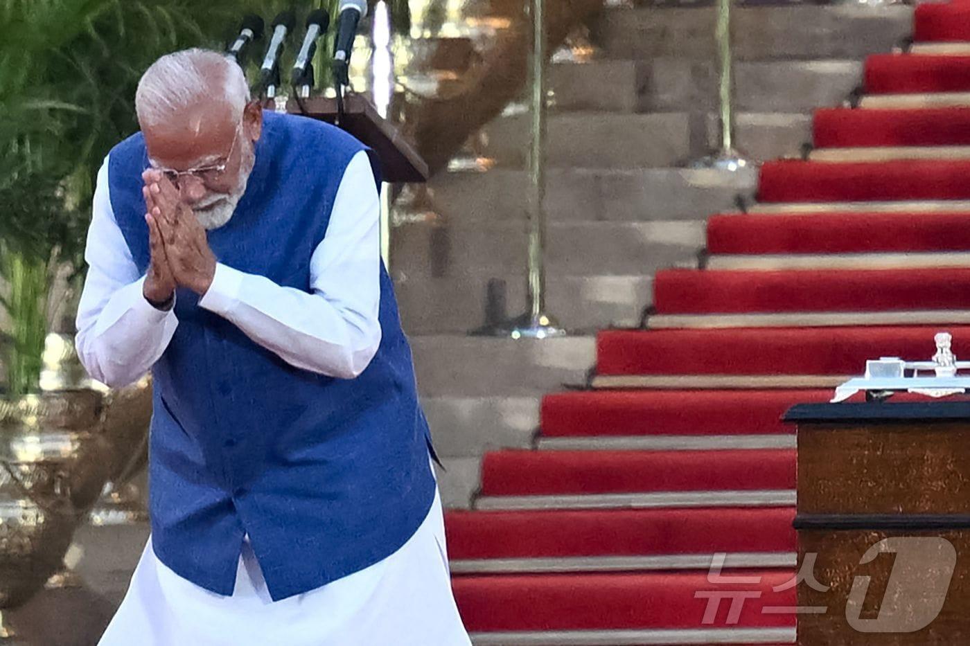 나렌드라 모디 인도 총리가 9일&#40;현지시간&#41; 뉴델리 대통령궁에서 세 번째 임기를 시작하는 총리 취임 선서식서 참석자들을 향해 손을 모으며 인사를 하고 있다. 2024.06.10 ⓒ AFP=뉴스1 ⓒ News1 우동명 기자