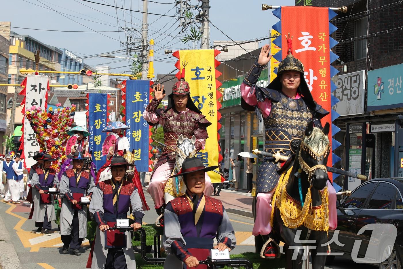 단오인 10일 경북 경산시 자인면 계정숲에서 열린 &#39;자인단오제&#39;에서 호장행렬이 행진하고 있다.2024.6.10/뉴스1 ⓒ News1 공정식 기자