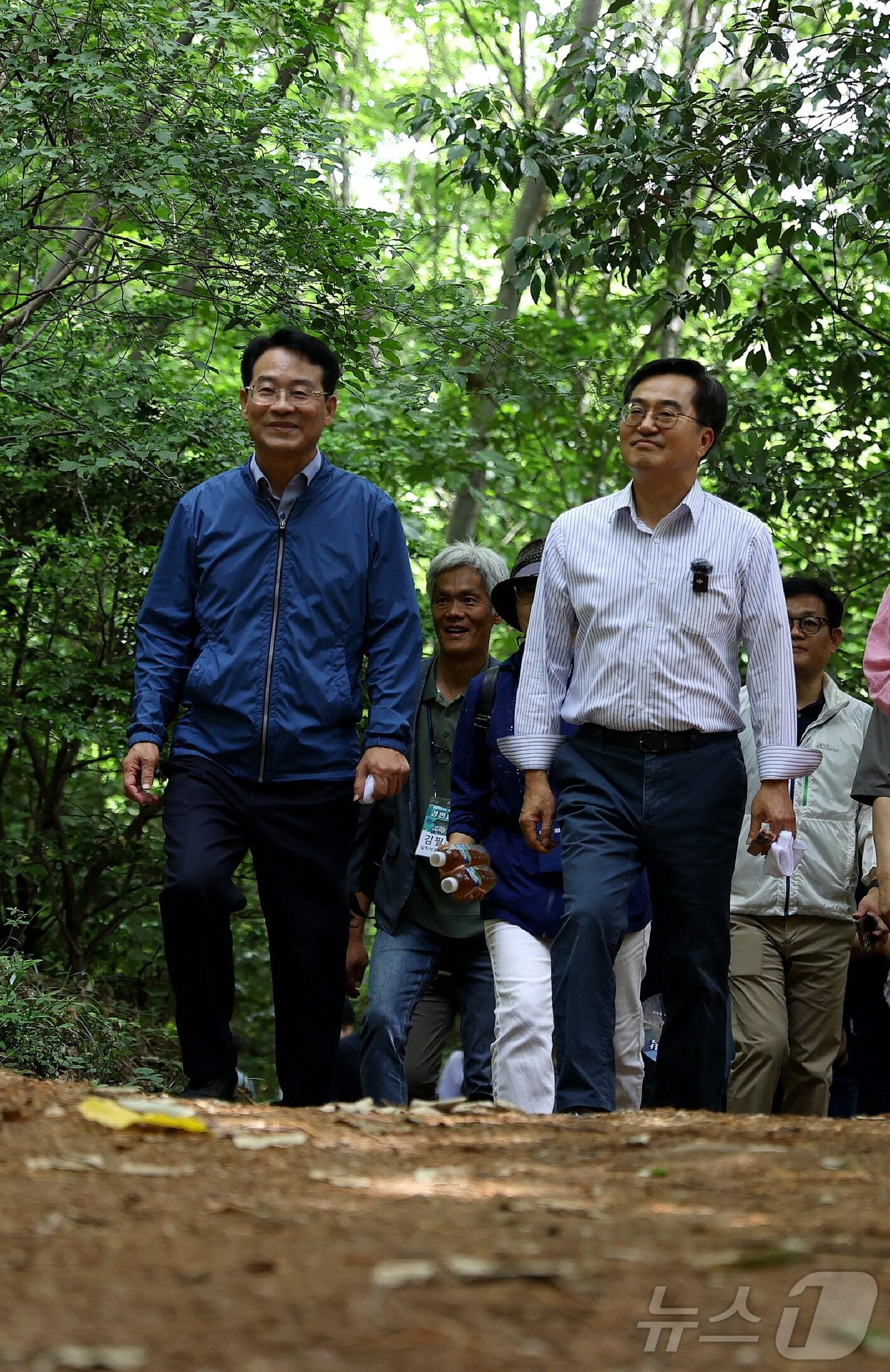 강진원 강진군수&#40;왼쪽&#41;와 김동연 경기지사가 10일 오전 강진 도암면 만덕산 자락 백련사에서 다산초당으로 넘어가는 &#39;사색의 길&#39;을 걷고 있다.&#40;강진군 제공&#41;2024.6.10/뉴스1