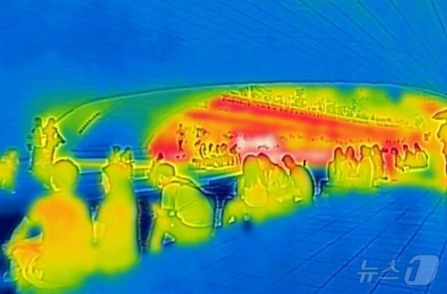 전국 대부분 지역의 낮 최고 기온이 30도에 이르며 더위가 이어진 10일 서울 청계천을 찾은 시민들이 그늘 밑에서 휴식을 취하고 있다. 열화상카메라 화상은 온도가 높을수록 붉은색으로 나타나며 상대적으로 온도가 낮은 곳은 푸른색으로 나타난다. &#40;열화상 카메라 촬영&#41; 2024.6.10/뉴스1 ⓒ News1 김도우 기자