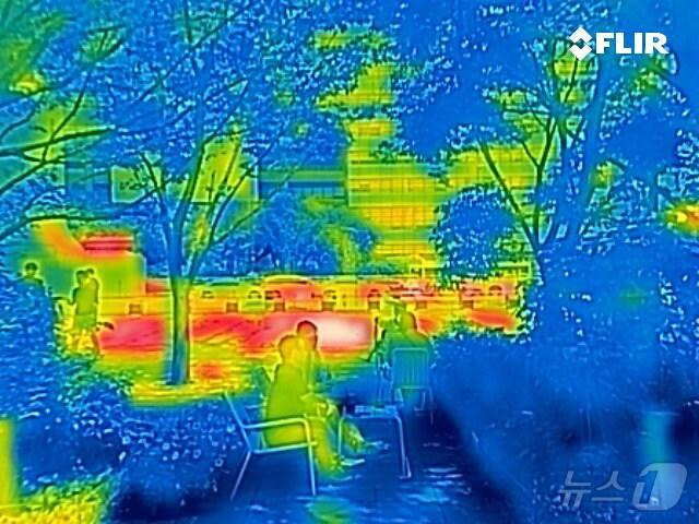 전국 대부분 지역의 낮 최고 기온이 30도에 이르며 더위가 이어진 10일 서울 종로구 광화문광장에서 시민들이 그늘 아래에서 휴식을 취하고 있다. 열화상카메라 화상은 온도가 높을수록 붉은색으로 나타나며 상대적으로 온도가 낮은 곳은 푸른색으로 나타난다. &#40;열화상 카메라 촬영&#41; 2024.6.10/뉴스1 ⓒ News1 김도우 기자