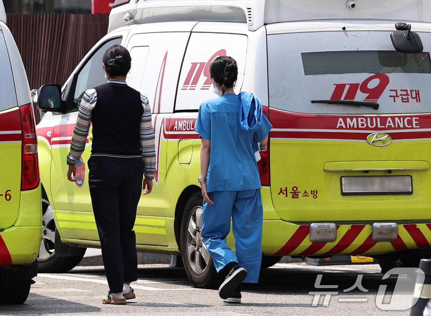 의정갈등이 이어지는 가운데 10일 서울 시내의 한 대학병원에서 의료진이 발걸음을 옮기고 있다. 2024.6.10/뉴스1 ⓒ News1 구윤성 기자