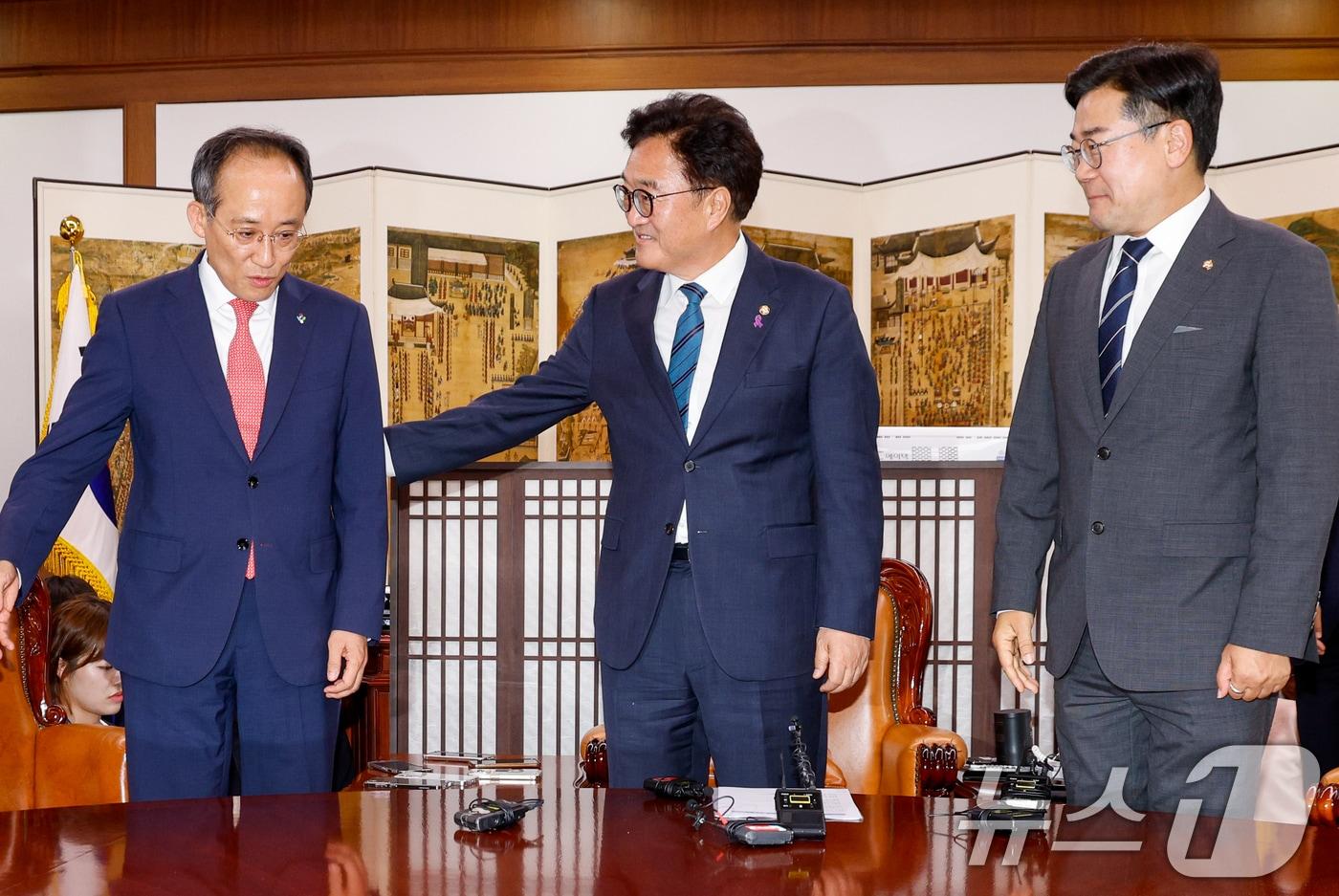 우원식 국회의장&#40;가운데&#41;이 국회 상임위원회 구성 등 논의를 위해 지난 10일 오후 서울 여의도 국회의장실에서 추경호 국민의힘 원내대표&#40;왼쪽&#41;, 박찬대 더불어민주당 원내대표와 회동하고 있다. /뉴스1 ⓒ News1 안은나 기자