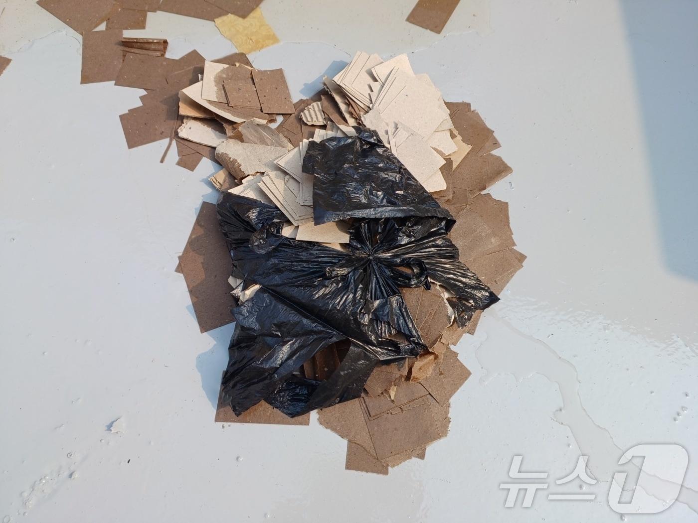 10일 오후 서울 용산구 이태원동의 한 상가 옥상에서 북한이 보낸 것으로 추정되는 대남 오물 풍선이 발견됐다. &#40;용산소방서 제공&#41; 2024.6.10/뉴스1