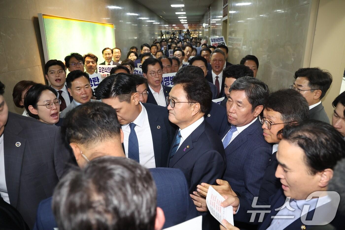 우원식 국회의장이 10일 오후 서울 여의도 국회 의장실에서 나와 본회의장으로 향하고 있다. 2024.6.10/뉴스1 ⓒ News1 김민지 기자