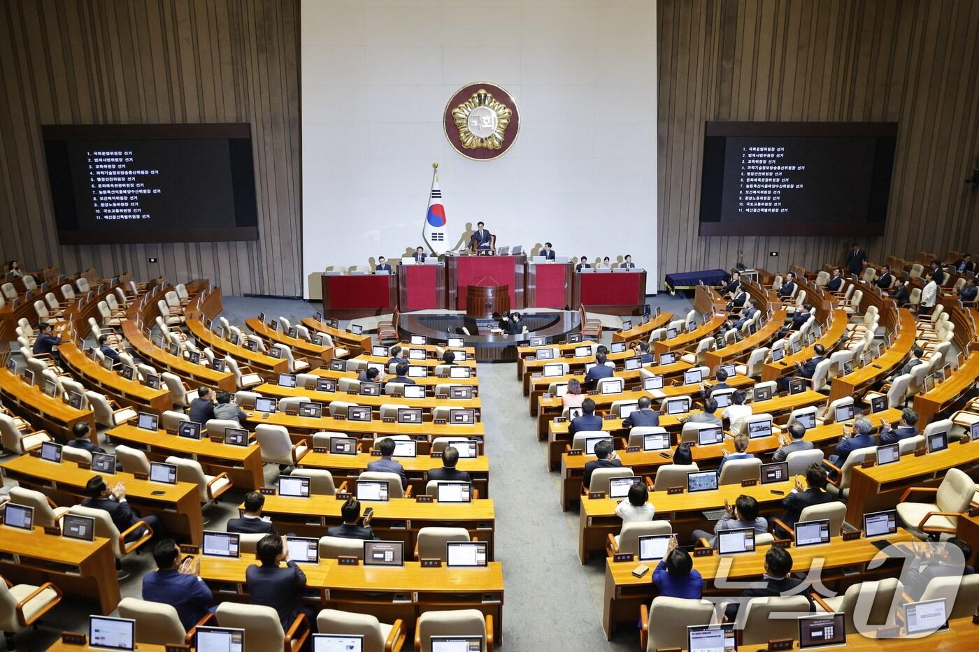 우원식 국회의장이 10일 오후 서울 여의도 국회에서 열린 제415회국회&#40;임시회&#41; 제2차 본회의에서 표결 결과를 발표하고 있다. 2024.6.10/뉴스1 ⓒ News1 안은나 기자