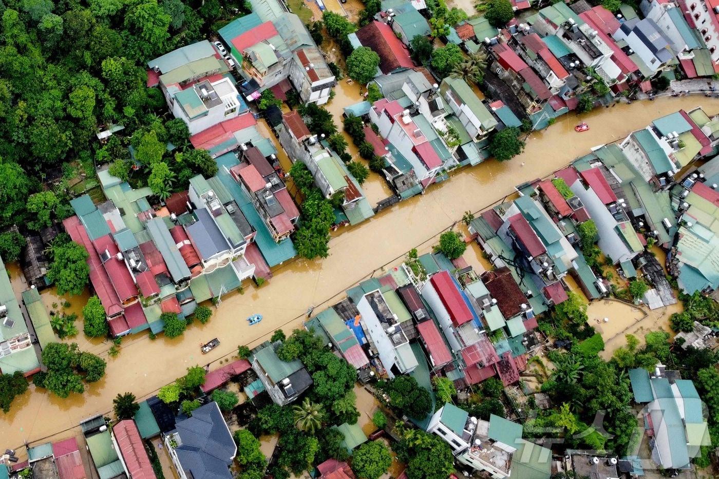 10일 &#40;현지시간&#41; 폭우가 쏟아진 베트남 북부 하장에서 물에 잠긴 건물과 도로가 보인다. 2024.06.11 ⓒ AFP=뉴스1 ⓒ News1 우동명 기자