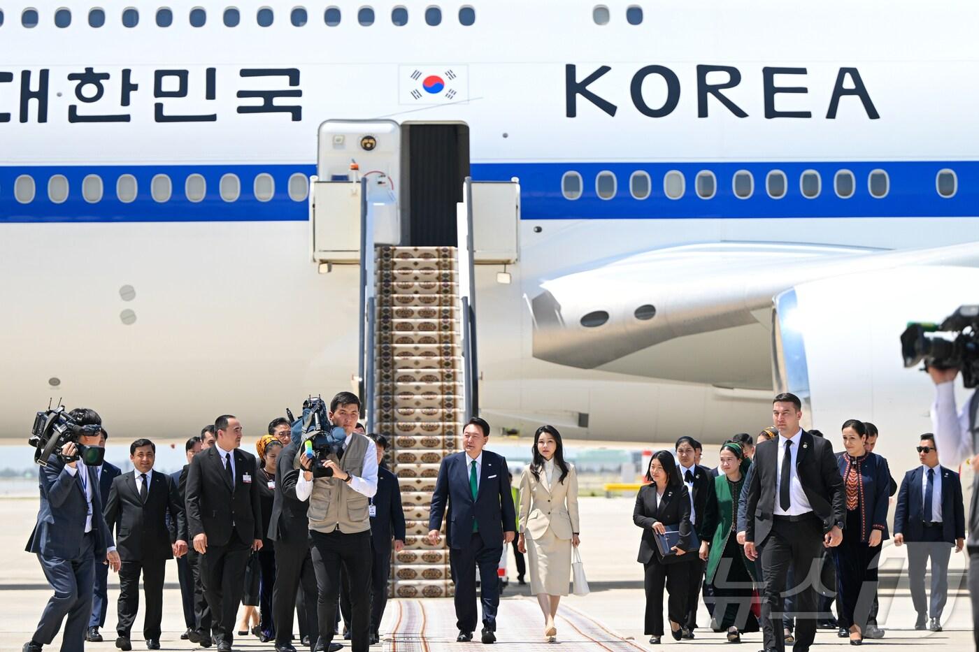 윤석열 대통령과 김건희 여사가 10일&#40;현지시간&#41; 투르크메니스탄 아시가바트 공항에 도착해 전용기이 공군 1호기에서 내리고 있다. &#40;대통령실 제공&#41; 2024.6.11/뉴스1 ⓒ News1 송원영 기자