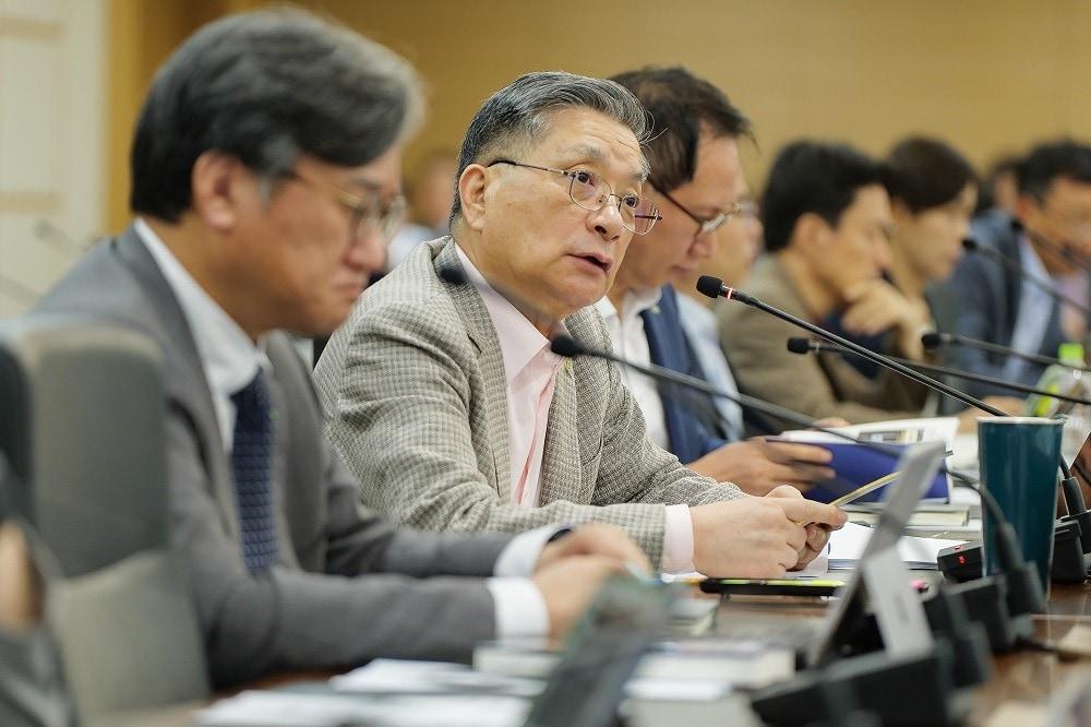 10일 이한준 LH 사장이 진주 LH 본사에서 개최된 ‘공공주택 공급 촉진 점검회의’에서 발언하고 있다./LH 제