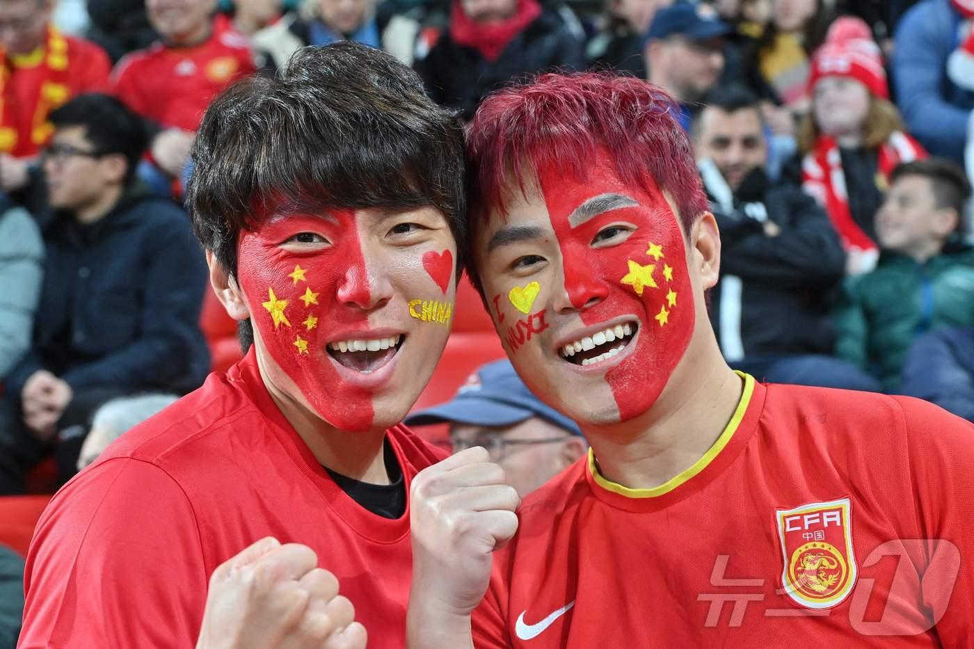 중국을 응원하는 축구 팬들ⓒ AFP=뉴스1