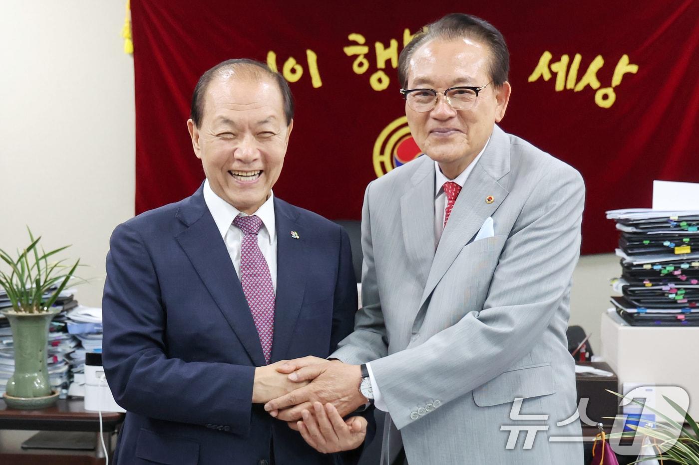 황우여 국민의힘 비상대책위원장&#40;왼쪽&#41;이 11일 오전 서울 용산구 대한노인회중앙회를 방문해 김호일 대한노인회장을 만나 악수를 나누고 있다. 2024.6.11/뉴스1 ⓒ News1 민경석 기자