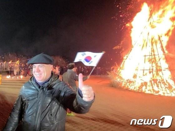  11일 충북 충주시의회는 스페인 레우스&#40;Reus&#41;시 전통 축제에 사물놀이를 선보인다고 밝혔다. 사진은 지난해 2월 충주를 찾아 대보름 행사를 관람하고 있는 르네 자우메&#40;Renyer Jaume&#41; 레우스시 부시장.&#40;자료사진&#41;/뉴스1