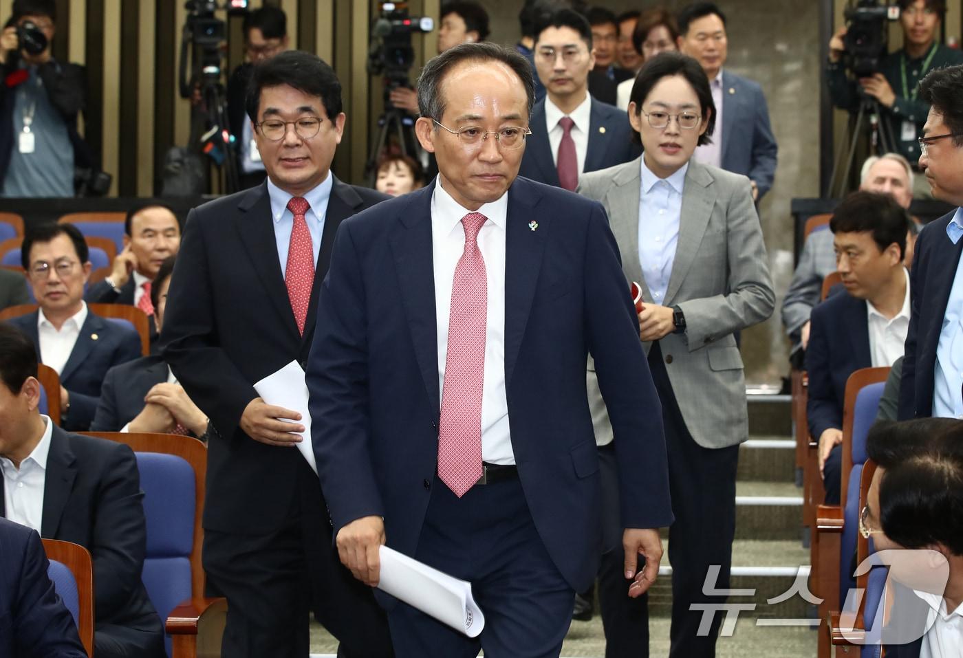 추경호 국민의힘 원내대표가 서울 여의도 국회에서 열린 의원총회에 참석하고 있다. 이날 국민의힘은 의원총회에서 우원식 국회의장 사퇴 촉구 결의안을 채택, 의안과에 제출했다. 2024.6.11/뉴스1 ⓒ News1 이광호 기자