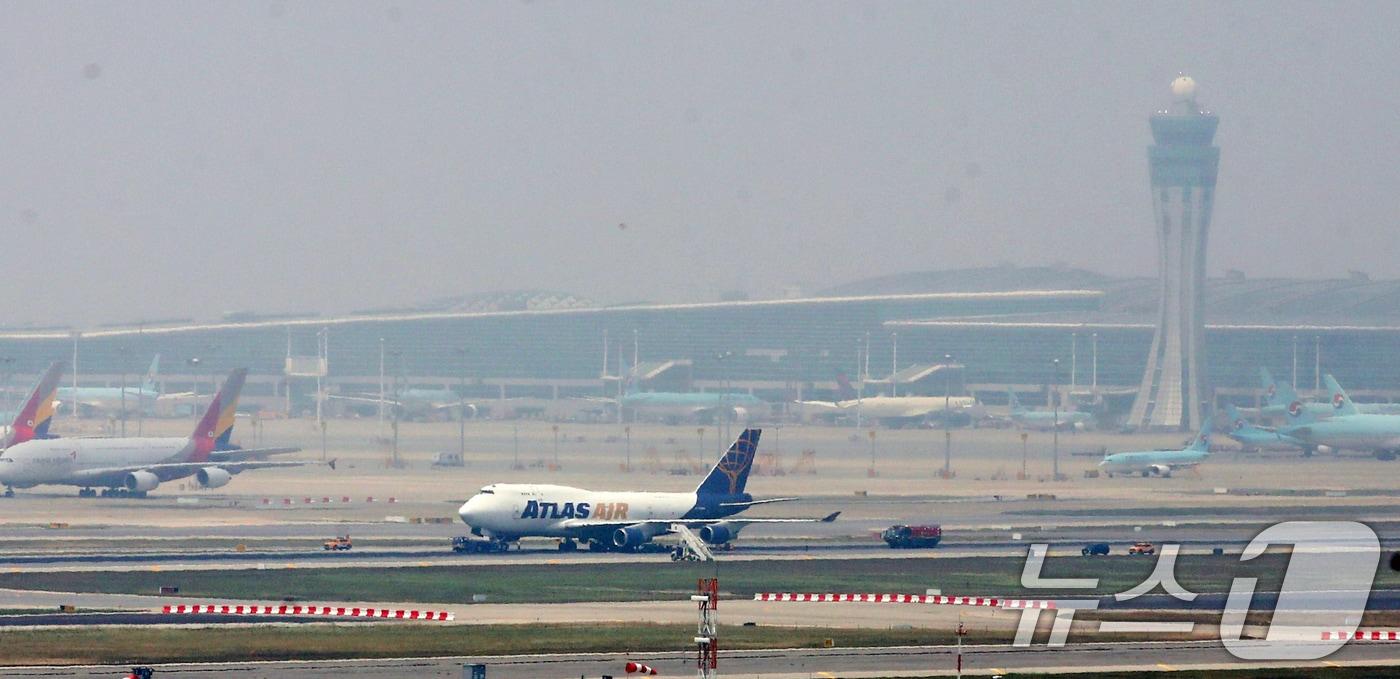 인천공항 활주로에서 정비 관계자들이 타이어 파열로 멈춰 선 아틀라스 항공 화물기를 살펴보고 있다. 2024.6.11/뉴스1 ⓒ News1 이승배 기자