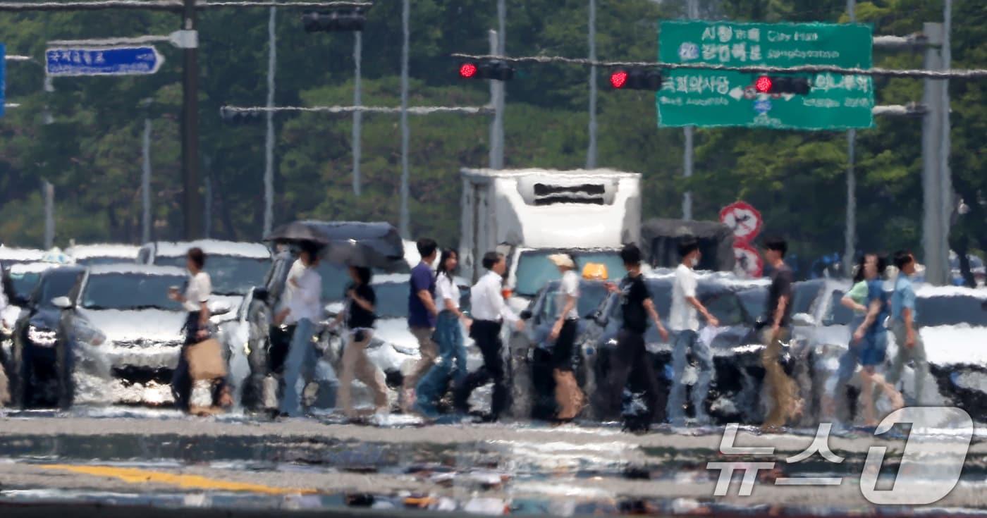 전국 대부분 지역에서 체감온도가 최고 31도 이상 오르며 무더운 날씨를 보인 11일 서울 영등포구 여의대로에 지열로 인한 아지랑이가 피어오르고 있다. 2024.6.11/뉴스1 ⓒ News1 김성진 기자