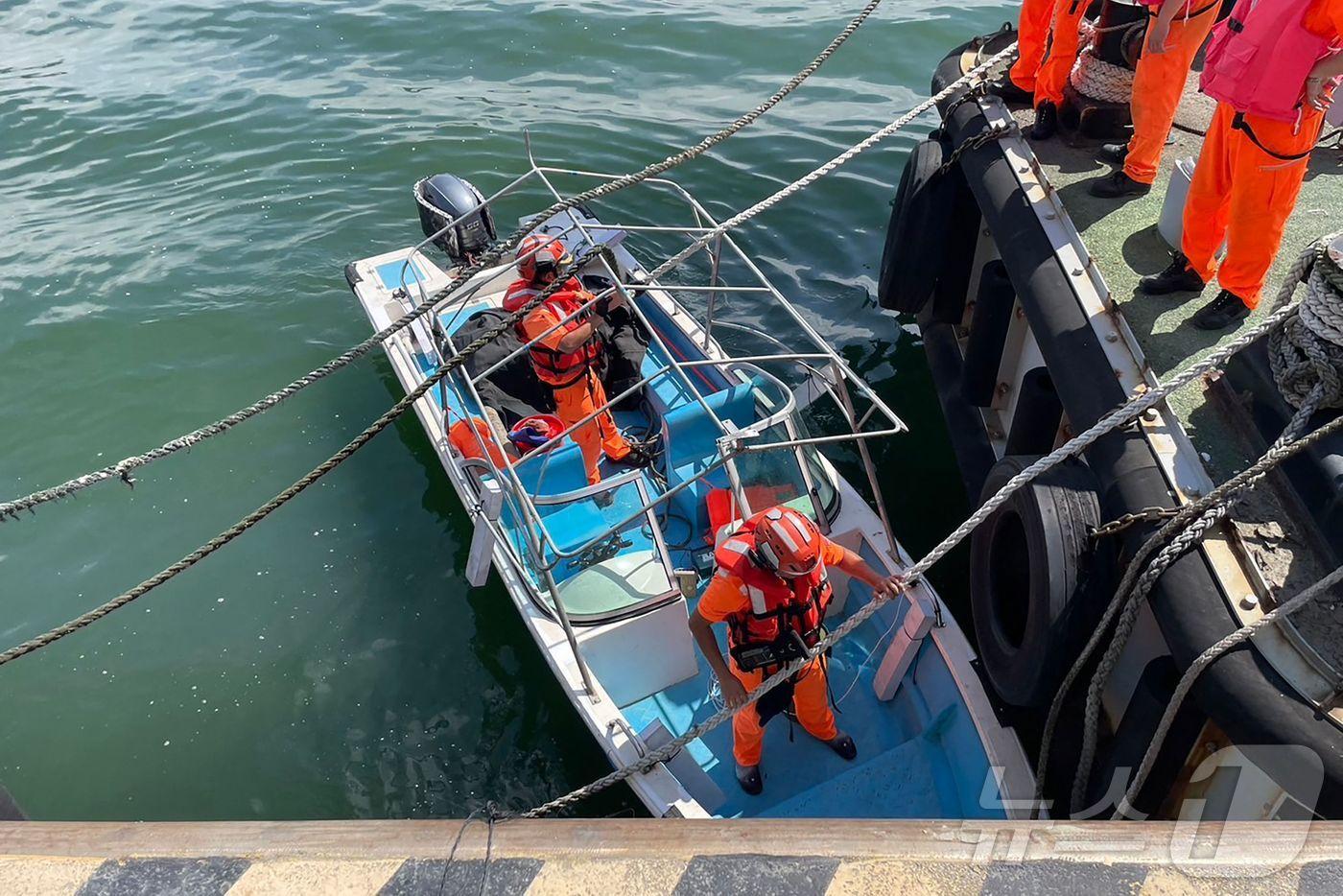 대만 단수이 강에서 잡힌 중국인 남성 소유의 보트에 대만 해안경비대가 탄 모습. 6월 9일 중국인이 몰던 배는 강에서 다른 선박과 충돌했고, 출동한 해안경비대에 이 중국인은 체포됐다.ⓒ AFP=뉴스1