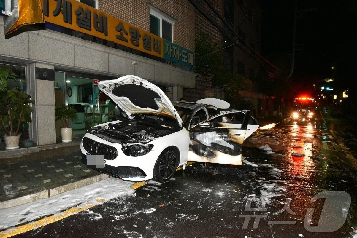 2일 새벽 서울 성북구 장위동의 한 도로에서 흰색 벤츠 승용차가 불에 탄 모습 &#40;성북소방서 제공&#41;