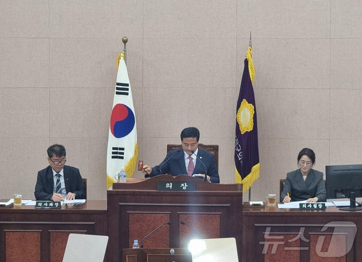 10일 박우식 기장군의회 의장이 제282회 정례회에서 의사봉을 두드리고 있다.2024.6.11.&#40;기장군의회 제공&#41;