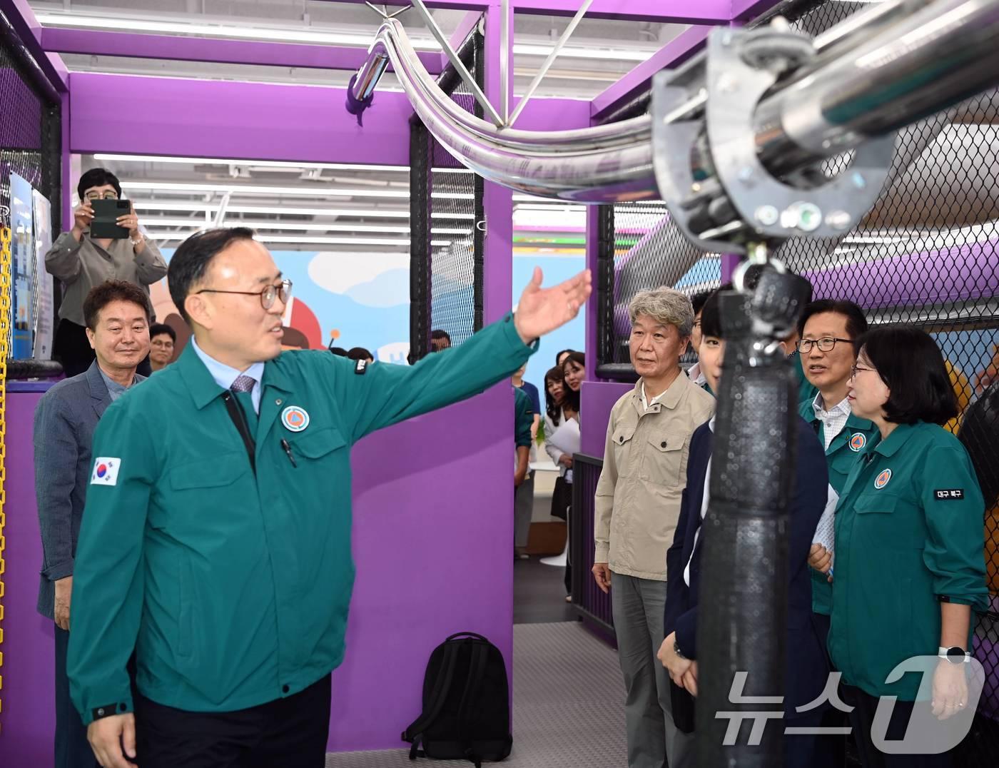 이한경 행정안전부 재난안전관리본부장이 어린이 놀이시설 안전 점검을 하고 있다. &#40;행정안전부 제공&#41; 2024.6.11/뉴스1