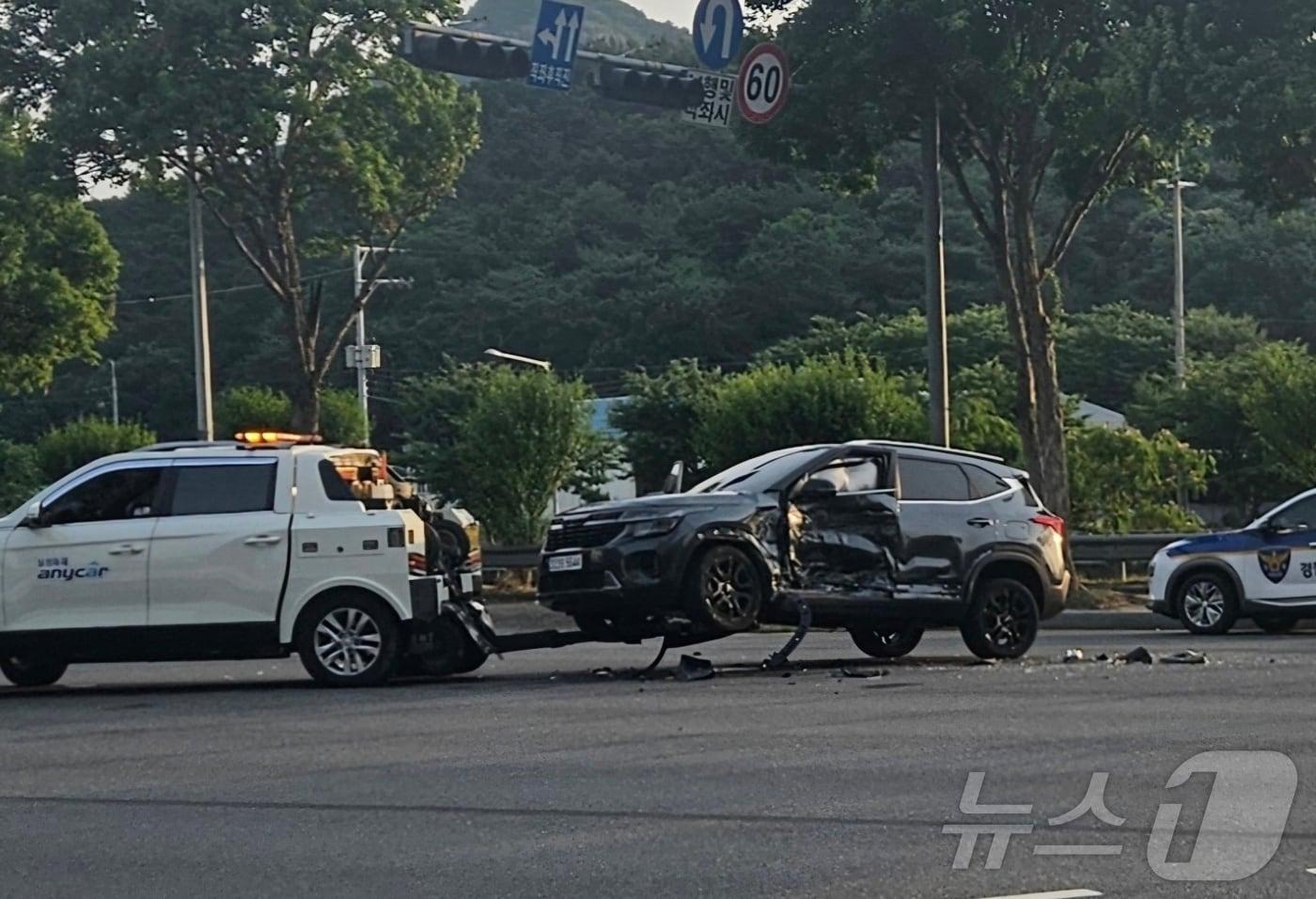 11일 오후 6시13분께 대전 동구 낭월동의 한 도로에서 직진하는 SUV가 좌회전하는 SUV를 들이받아 운전자 2명이 경상을 입었다. ⓒ 뉴스1 백운석 기자 