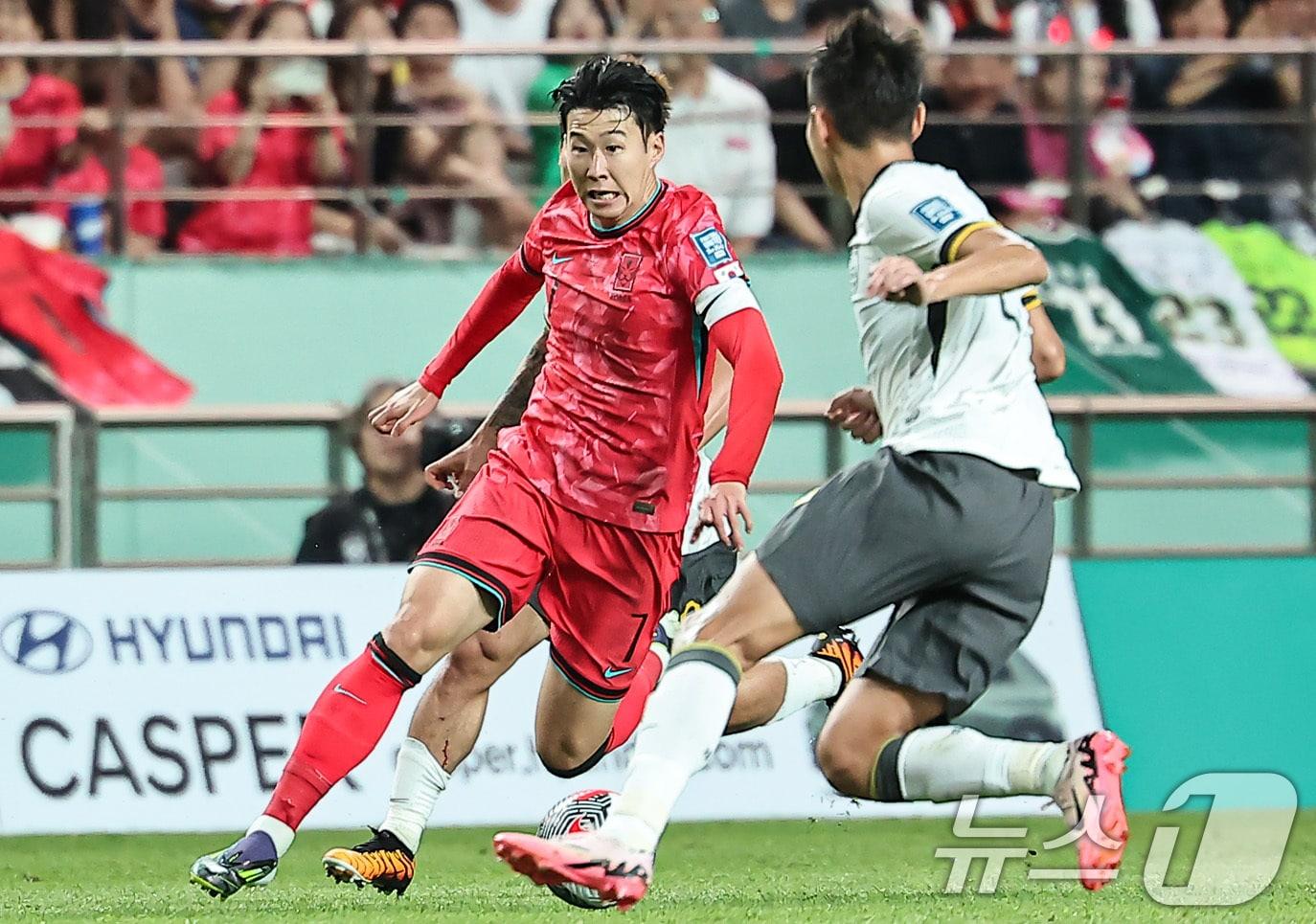 11일 오후 서울 마포구 상암동 서울월드컵경기장에서 열린 2026 북중미 월드컵 아시아 2차 예선 조별리그 C조 6차전 대한민국과 중국의 경기 전반전에서 대한민국 손흥민이 공격을 시도하고 있다. 2024.6.11/뉴스1 ⓒ News1 김도우 기자